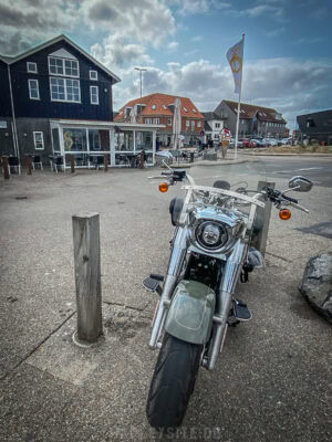 Im Hintergrund ist die Ejvinds Bäckerei