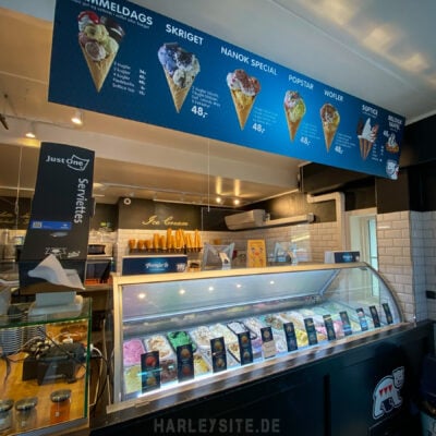 Ejvinds Eis und Bäckerei in Hvide Sande am Hafen