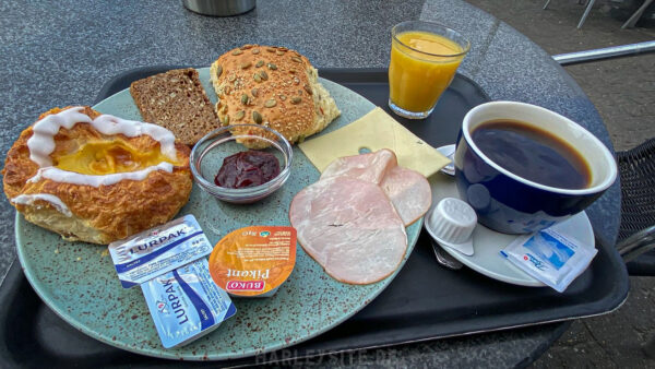 Frühstück beim Bäcker Ejvinds in Hvide Sande am Hafen