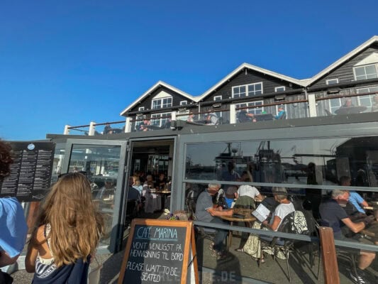 Cafe Marina am Hafen von Hvide Sande in Dänemark