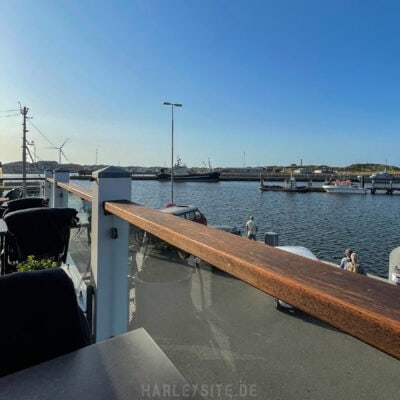 Cafe Marina Blick auf den Hafen von Hvide Sande in Dänemark