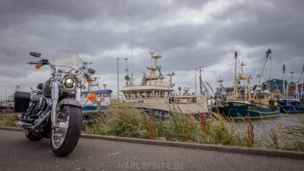 Der Fischereihafen von Hvide Sanden und die Harley-Davidson Fat Boy 114