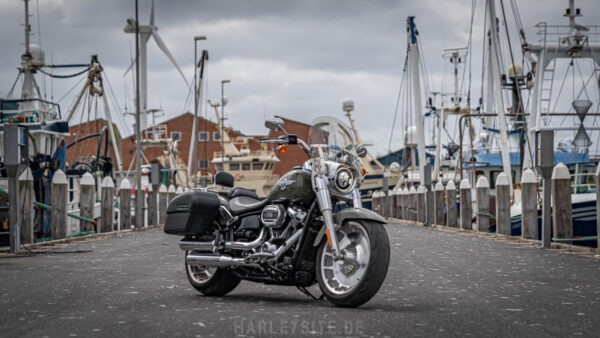 Der Fischereihafen von Hvide Sanden und die Harley-Davidson Fat Boy 114