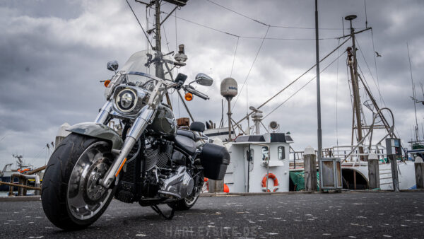 Der Fischereihafen von Hvide Sanden und die Harley-Davidson Fat Boy 114