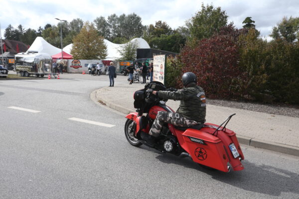 Custom Chrome Europe zeigt Flagge: "Showtime again!"