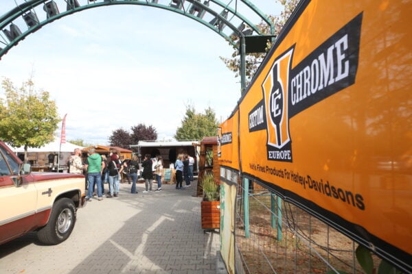 Custom Chrome Europe zeigt Flagge: "Showtime again!"