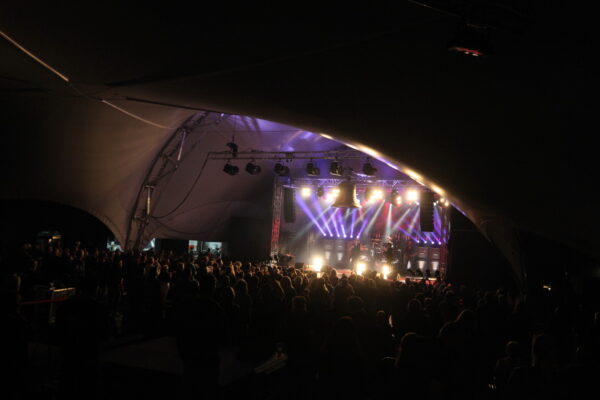 Custom Chrome Europe zeigt Flagge: "Showtime again!"