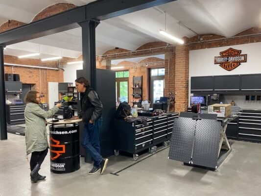 Investor Gerd Göbelbecker im Gespräch mit MDR Fernsehen in der Werkstatt zur anstehenden Eröffnung