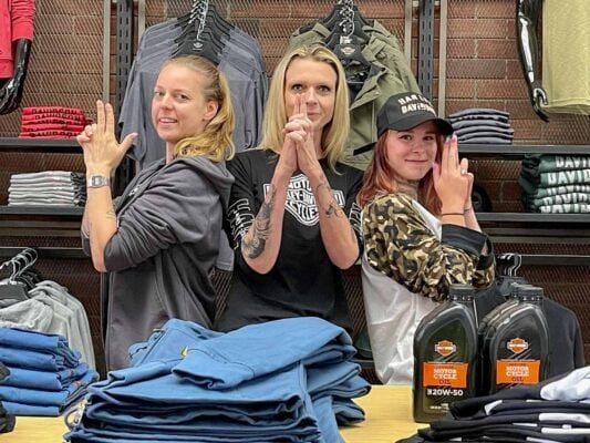 3 Girls aus dem Team sind Ready für die Eröffnung.