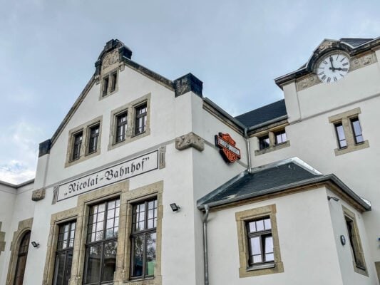 Der historische Name Nicolai-Bahnhof wird wiederbelebt. Im frühen 20.Jahrhundert war das der bekannte Name des Bahnhofs.