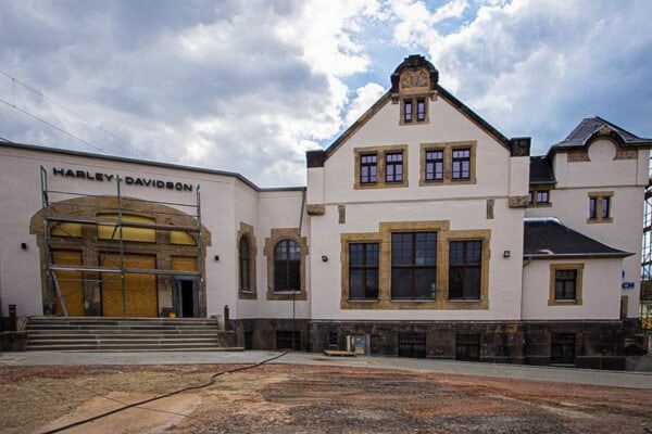 Aussenansicht während der Sanierung. Es entstehen Parkflächen, die zukünftig auch als Eventfläche genutzt wird.