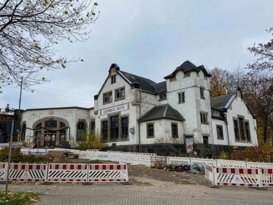 Der Bahnhof VOR der Sanierung, ein Schandfleck in der Stadt.