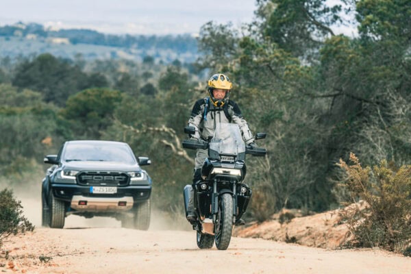 HARLEY-DAVIDSON® UND FORD SCHLIEßEN MOBILITÄTSPARTNERSCHAFT FÜR DAS JAHR 2022