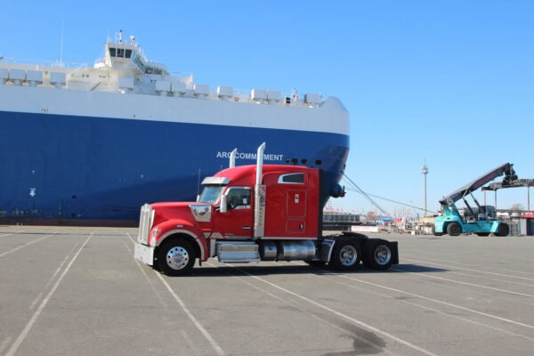 Ankunft des Kenworth W 990 in Bremerhaven