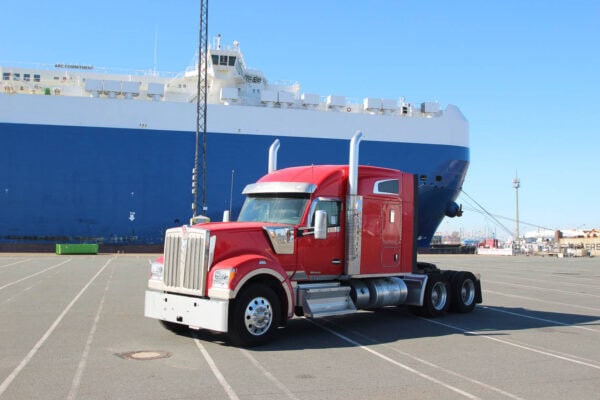 Kenworth-Zugmaschine in roter Originallackierung*