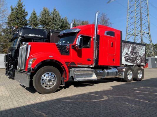 Im Hintergrund der derzeitige Truck für die Messe-Motorräder