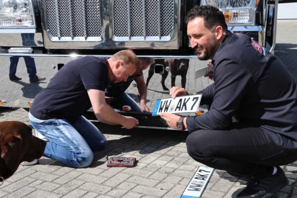 Der Amerikaner erhält sein deutsches Nummernschild