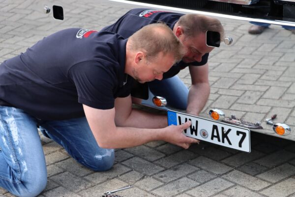 Der Amerikaner erhält sein deutsches Nummernschild