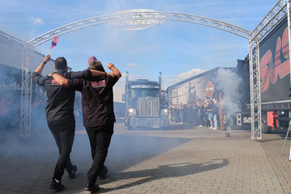Die Mitarbeiterinnen und Mitarbeiter von SKS begrüßen ihren neuen „Kollegen“ in Mogendorf
