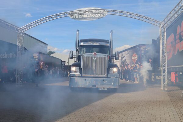 Die Mitarbeiterinnen und Mitarbeiter von SKS begrüßen ihren neuen „Kollegen“ in Mogendorf