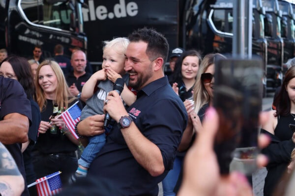 Die Mitarbeiterinnen und Mitarbeiter von SKS begrüßen ihren neuen „Kollegen“ in Mogendorf