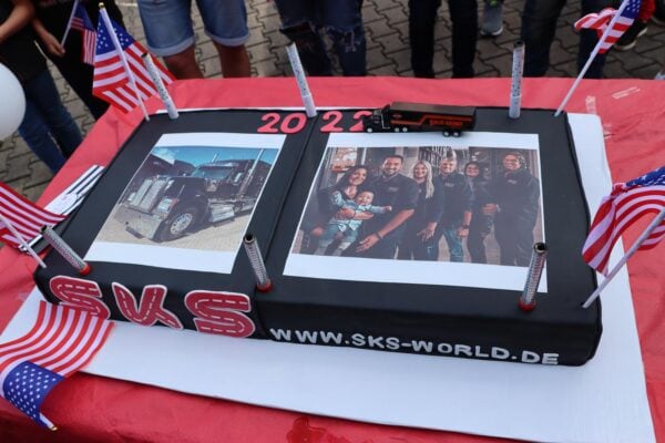 Die Mitarbeiterinnen und Mitarbeiter von SKS begrüßen ihren neuen „Kollegen“ in Mogendorf