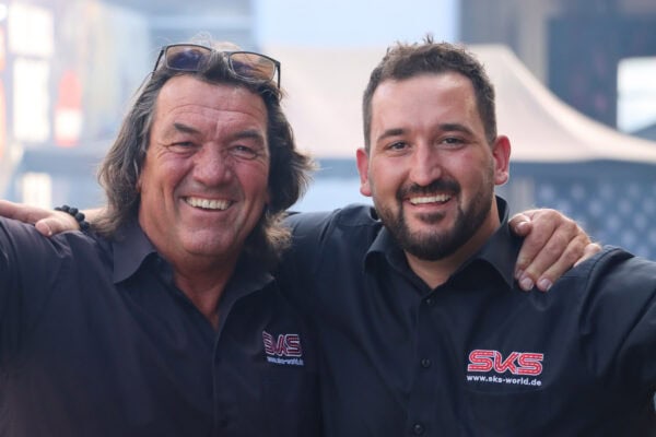 Adrian und Kevin Kießling freuen sich über die besondere Zugmaschine