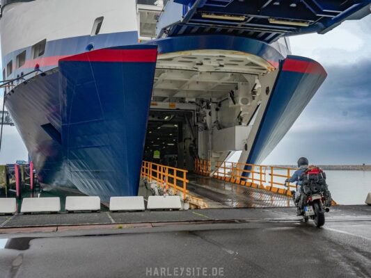 Mit Affe auf Bike auf dem Weg zur ColorLine Superspeed Fähre Kristiansand