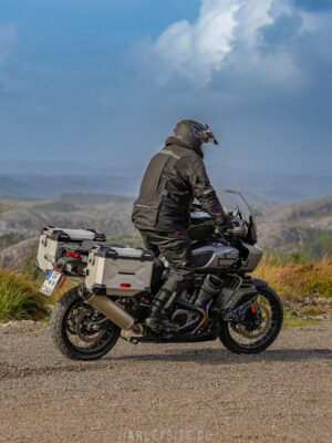 Die Pan America auf einer Schotterpiste in Norwegen