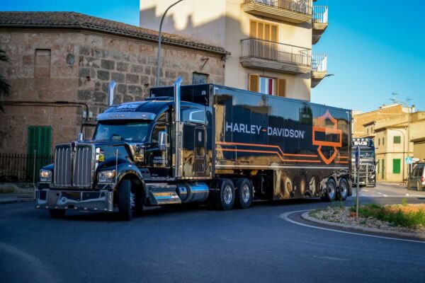 Die Zugmaschine des neuen Harley-Davidson Showtrucks wurde schon von Liam Neeson gefahren