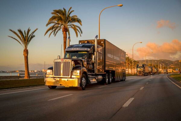 Die SKS Trucks verlassen den Hafen von Palma