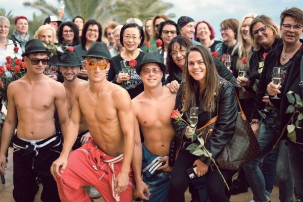 Empfang der Ladies mit mehreren „Bachelors“ nach ausgiebiger Shopping-Tour