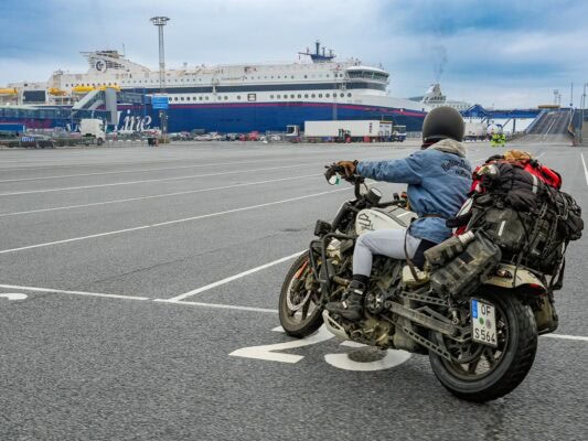 Affe auf Bike, fährt auf die Superspeed Fähre der Colorline in Hirtshals