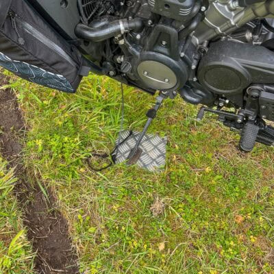 Ein Alu Riffelblech als Unterlage für den Ständer der Pan America