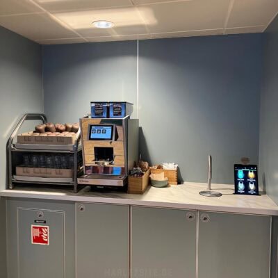 Links Kaffee und rechts der Saft, den man über das Tablet ansteuert.