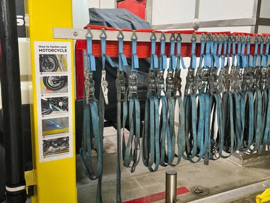 Die Gurte und Anweisung auf Bildern, wie das Motorrad auf der Fähre befestigt wird.