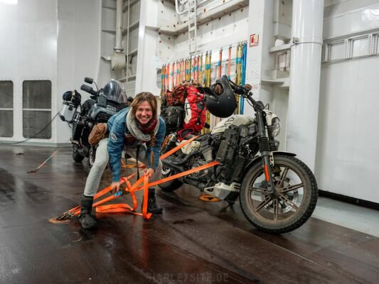 Ann-Kathrin Bendixen - beim verzurren der Sportster Nightster auf der Colorline Superspeed Fähre