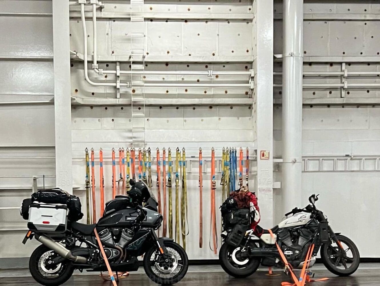 Die Motorräder sind auf der Fähre fest verzurrt.