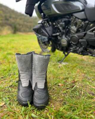 Die REV'it Gravel Outdry Pan America Stiefel - Endlich mal wirklich wasserdichte dabei.