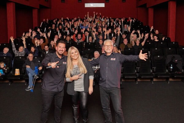 Kevin Kießling, Kim Hummerich und Andreas Scholz von SKS vor Mitreisenden und Mitarbeitenden