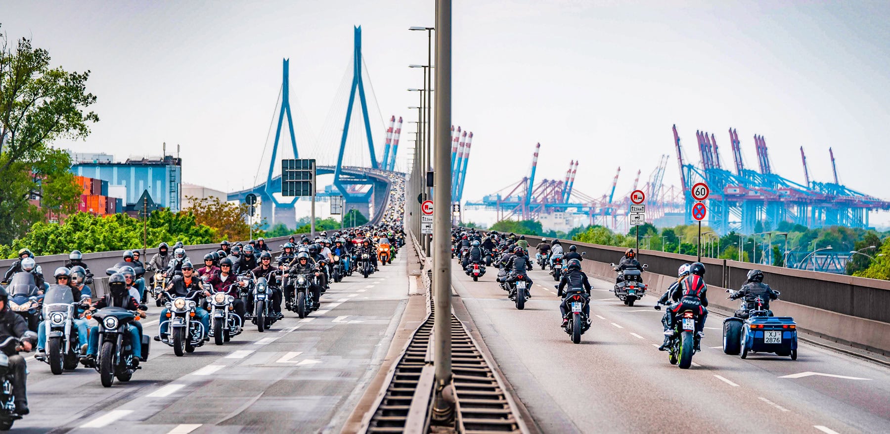 The picture shows the Harley-Davidson parade on the Köhlbrand Bridge to the Hamburg Harley Days 2023.
