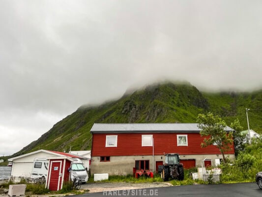 Das Unwetter verzeiht sich langsam, es kam über das Nordmeer in den Hafen von Ballstad.