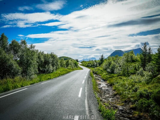 Die Landschaft auf der Fahrt zum Wikinger Museum in der Nähe vom Haukland Beach.