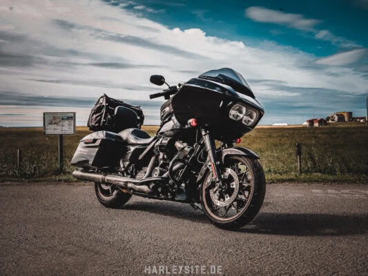 Die Harley-Davidson Road Glide ST am Uttakleiv Beach