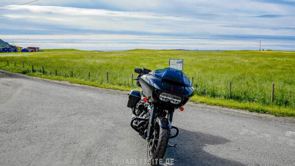 Die Road Glide ST am Uttakleiv Beach.jpg