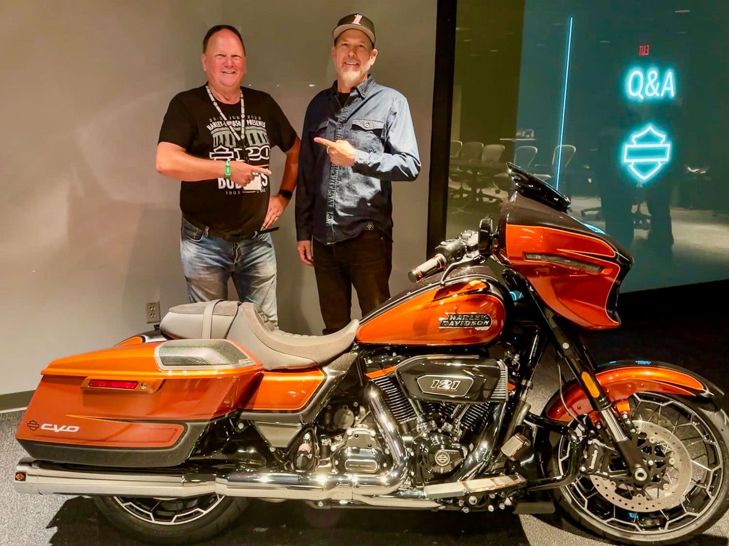 Brad Richards (rechts) und Volker Wolf (Links) im Willie G. Product Development Center Milwaukee