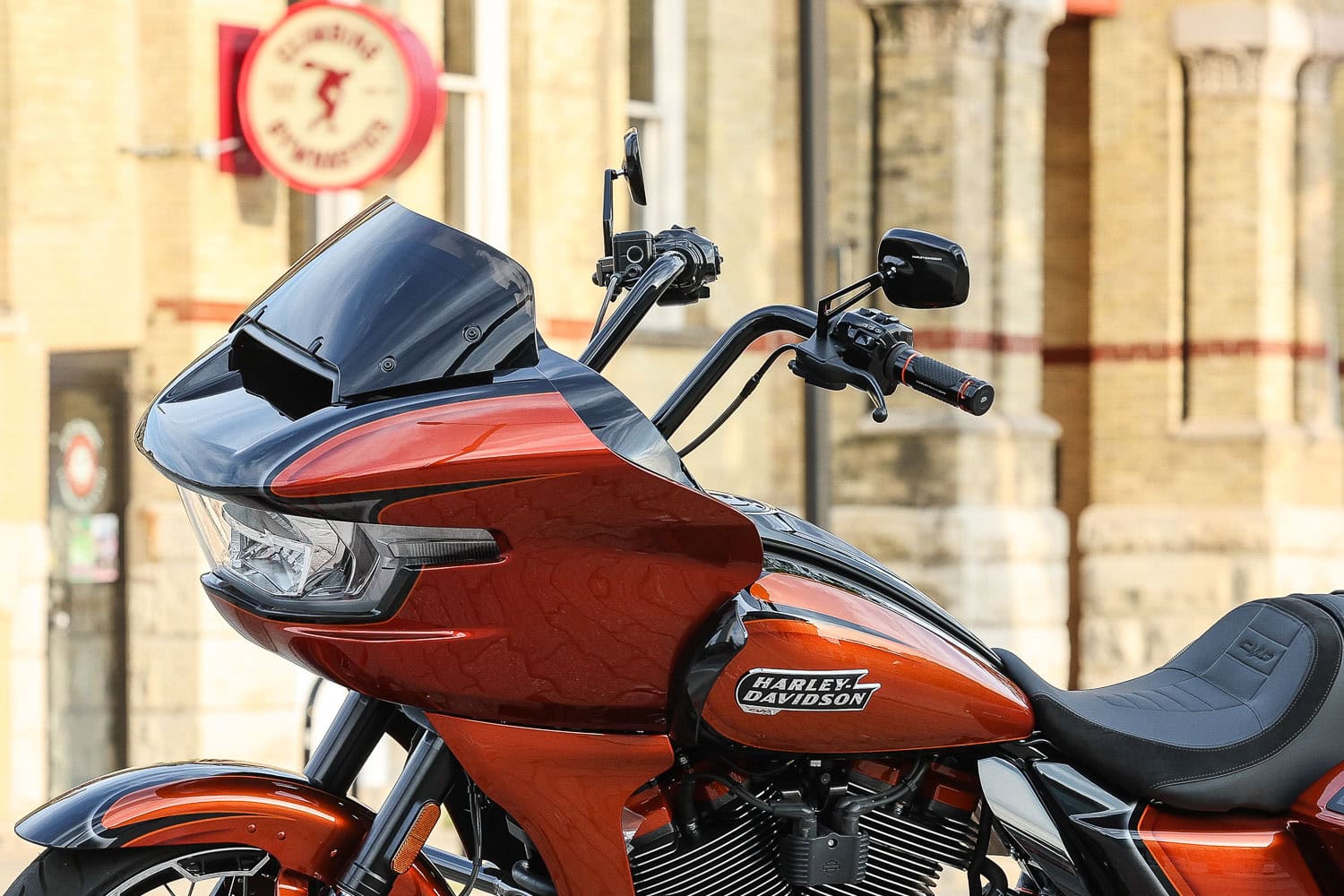 Die CVO Road Glide und der APE Lenker