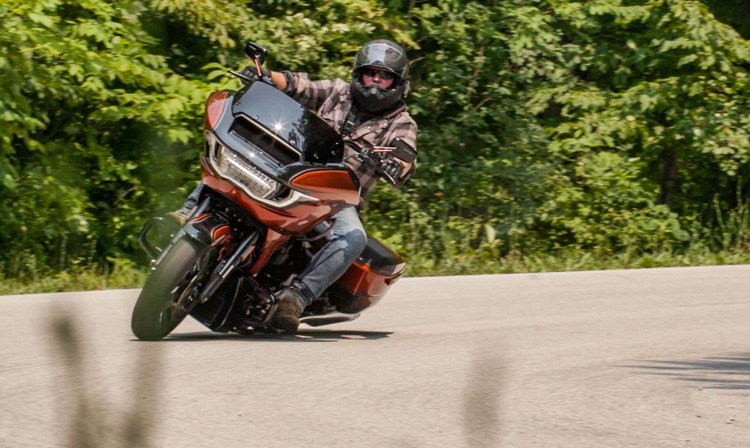 Kurvenfahrt mit der CVO Road Glide
