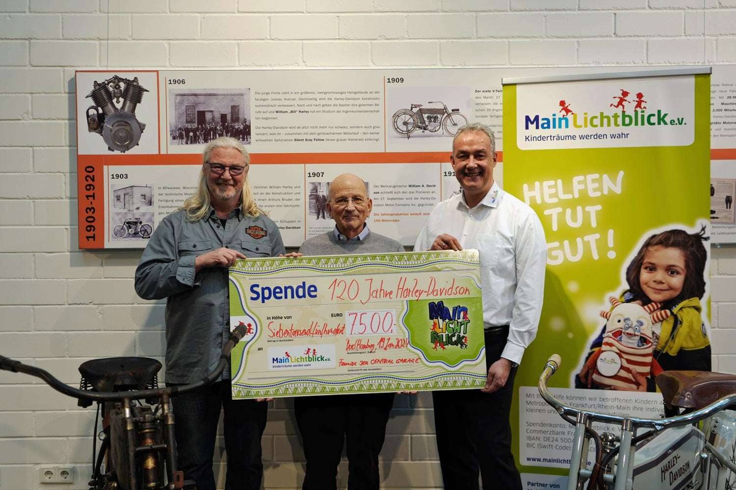 Weil der Eintritt frei war, wurden die Besucher um eine Spende gebeten. So kamen stolze 7.500 Euro zusammen, die Dieter Dressel und Thomas Trapp nun an Frank Fechner, Geschäftsführer von MainLichtblick e.V. überreichten.