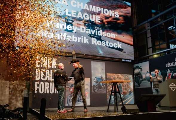 Olaf Stellmach (Harley-Davidson Staalfabrik, Rostock), Kolja Rebstock (H-D Regional Vice President EMEA)